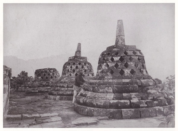 Kassian Cephas tampak berpose di Candi Barabudur, 1890.