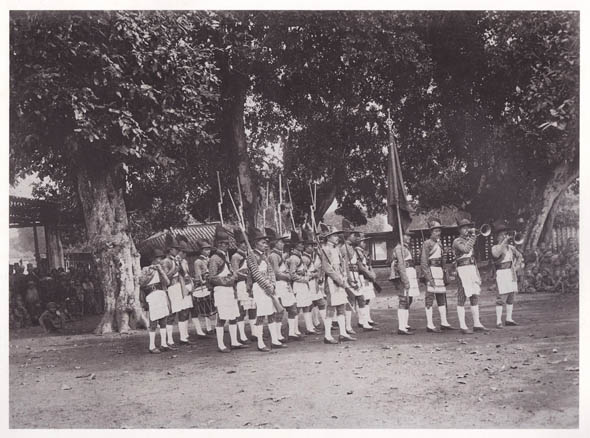 Barisan prajurit Mantri Jero melalui Siti Hinggil Keraton, De garebeg, 1888.