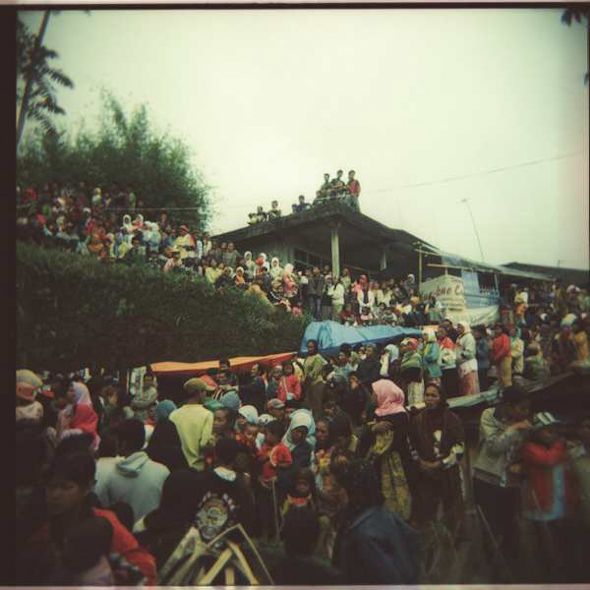 Penonton Festival 5 Gunung, Temanggung - menggunakan Holga