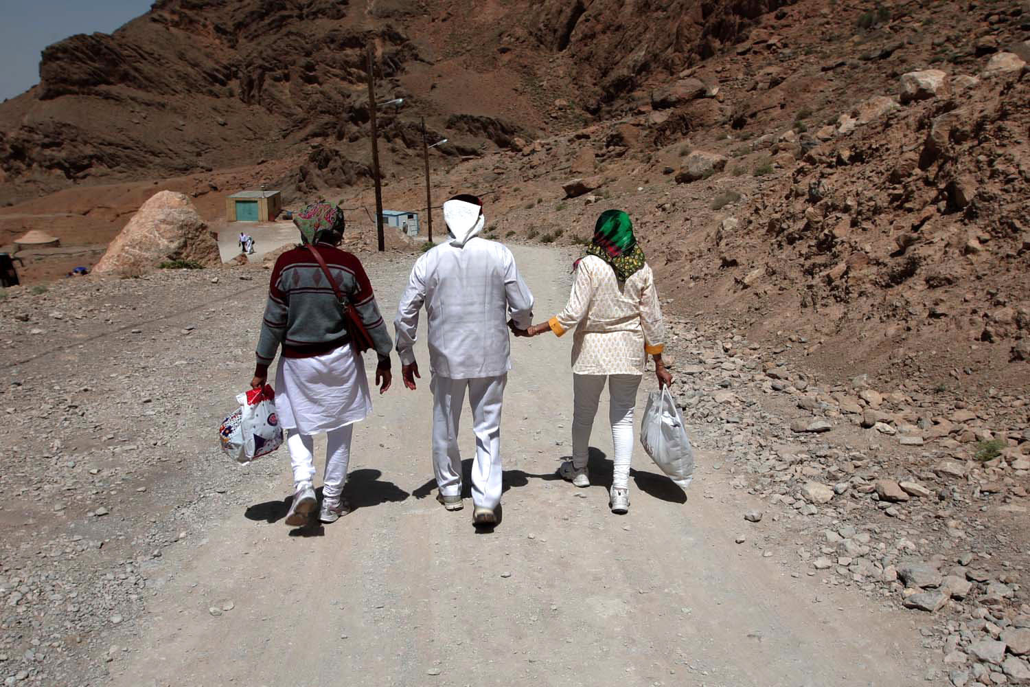 Tiga peziarah usai mengunjungi kuil zoroastrian di Chak Chak, Yazd.