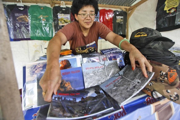 Penjual cindera mata dengan dua buku karya Boy. Photo by Boy T Harjanto