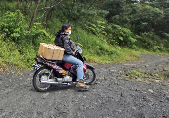 Boy mengirim buku foto ke para penjual. Foto: Wijiyono A