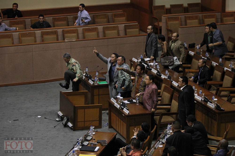 Suasana ketika Anggota fraksi Partai Persatuan Pembangunan (PPP) membalikkan meja ditengah Sidang Paripurna ke-7 yang membahas penetapan Alat Kelengkapan Dewan (AKD) di Kompleks Parlemen Senayan