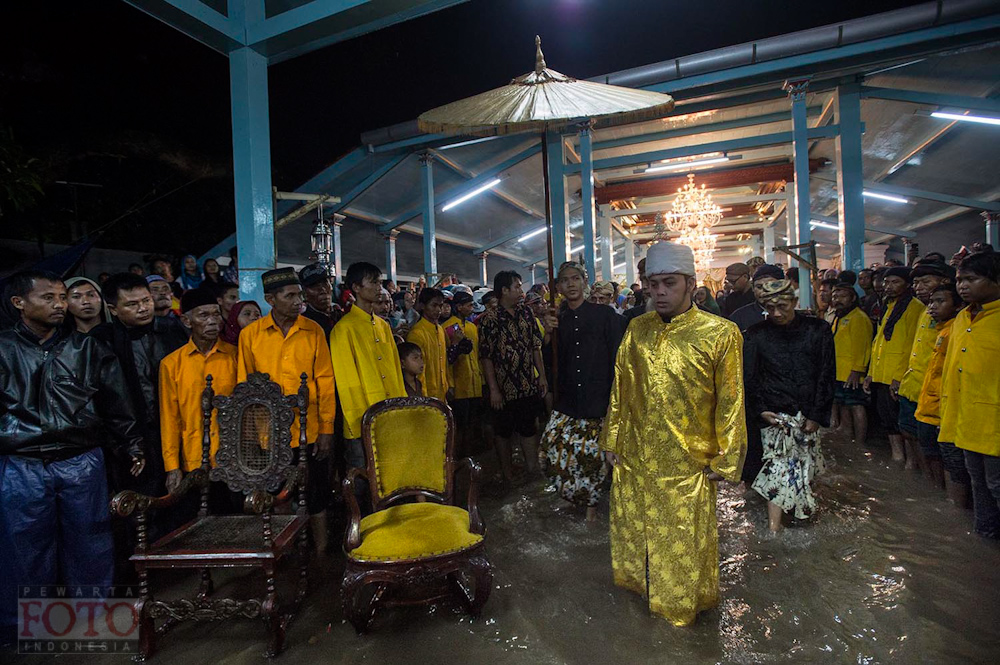 Pangeran Raja Muhammad Qodiran keluar memimpin acara Panjang Jimat untuk memperingati Maulid Nabi Muhammad di kawasan Keraton Kanoman, Cirebon, Jawa Barat, Selasa malam (14/1).