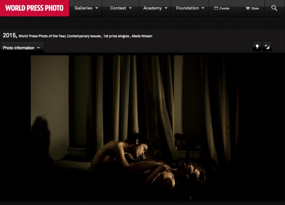 JON AND ALEX, karya Mads Nissen, pemenang World Press Photo of the Year dan pemenang pertama Contemporary Issues, moment keintiman pasangan homoseksual Jon dan Alex di St. Petersburg, Rusia.