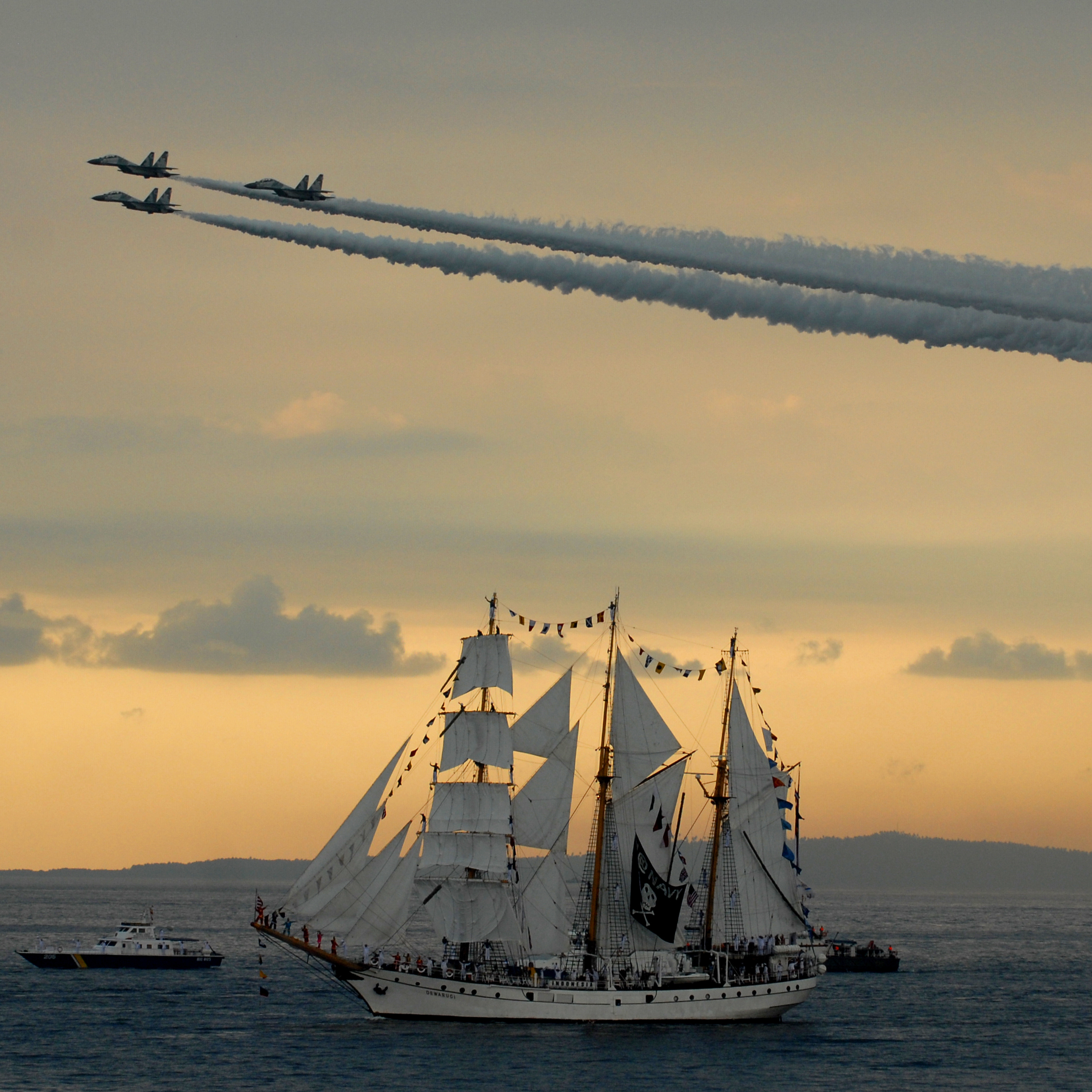 Tiga pesawat sukhoi melintas di atas KPI Dewa Ruci saat acara puncak sail bunaken 2009 di perairan manado, Sulawesi Utara, jumat (17/8)