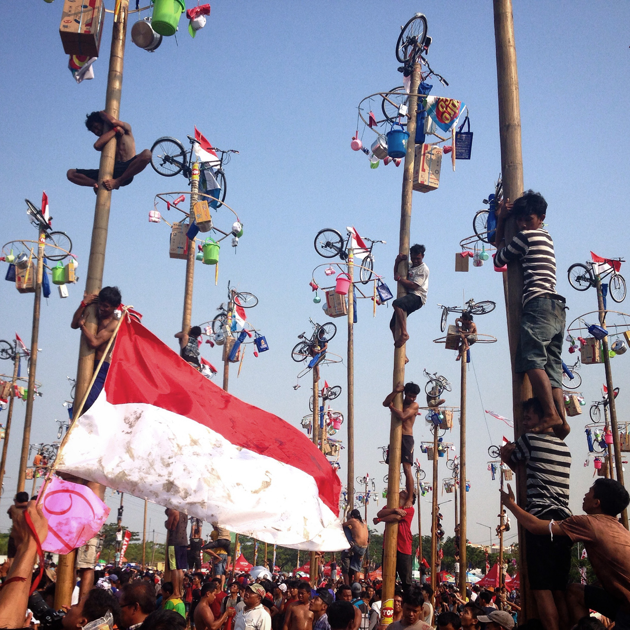 Peserta berkompetisi dalam lomba panjat pinang yang diadakan dalam rangka memperingati hari kemerdekaan Republik Indonesia yang ke-69 pada tanggal 17 Agustus 2014 di Ancol, Jakarta Utara. @dita_alangkara