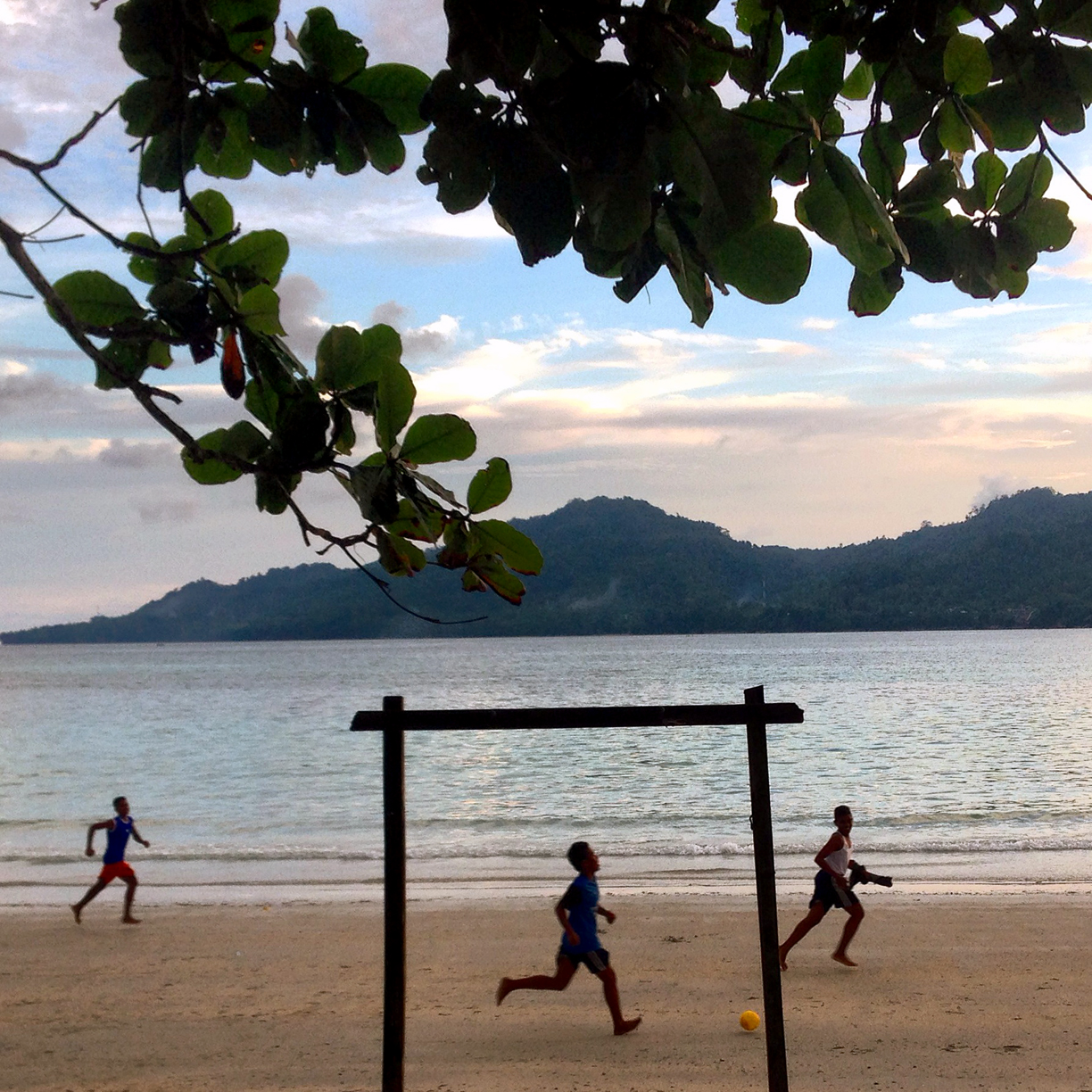 Remaja-remaja Ambon bermain sepak bola di Pantai Natsepa, Ambon provinsi Maluku 19 November 2014. @dita_alangkara