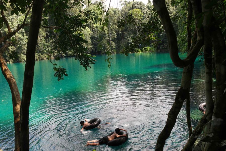 Wisatawan berenang di danau Labuhan Cermin, Biduk-Biduk, Berau