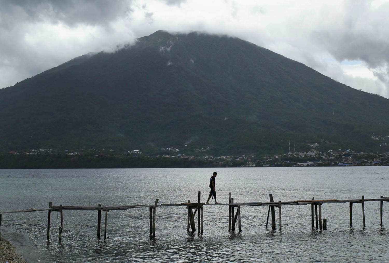 Ternate, tempat gunung dan laut bertemu. Tanah yang subur dan laut yang kaya berpadu.