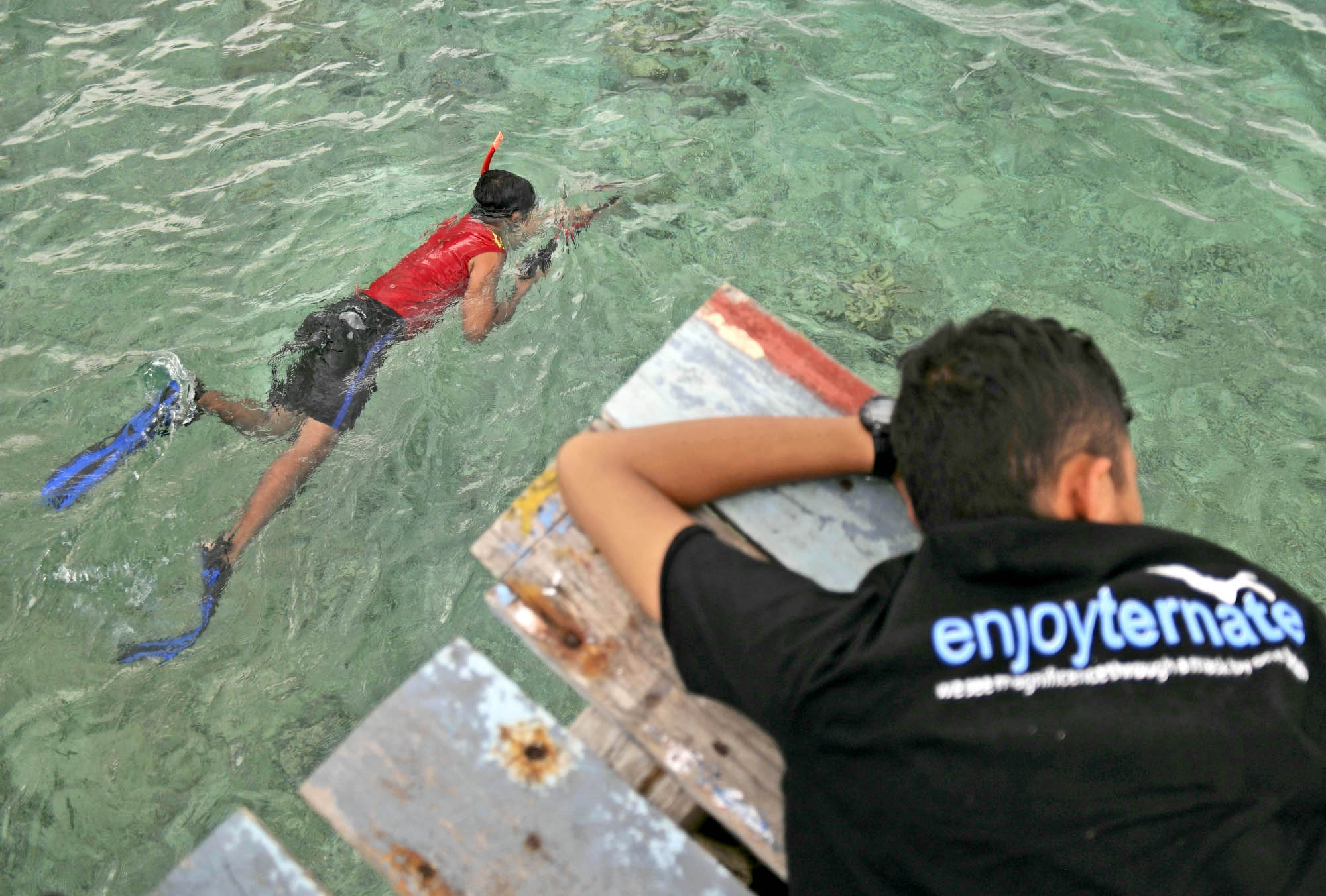 Seorang anak melakukan snorkeling di laut Ternate yang indah