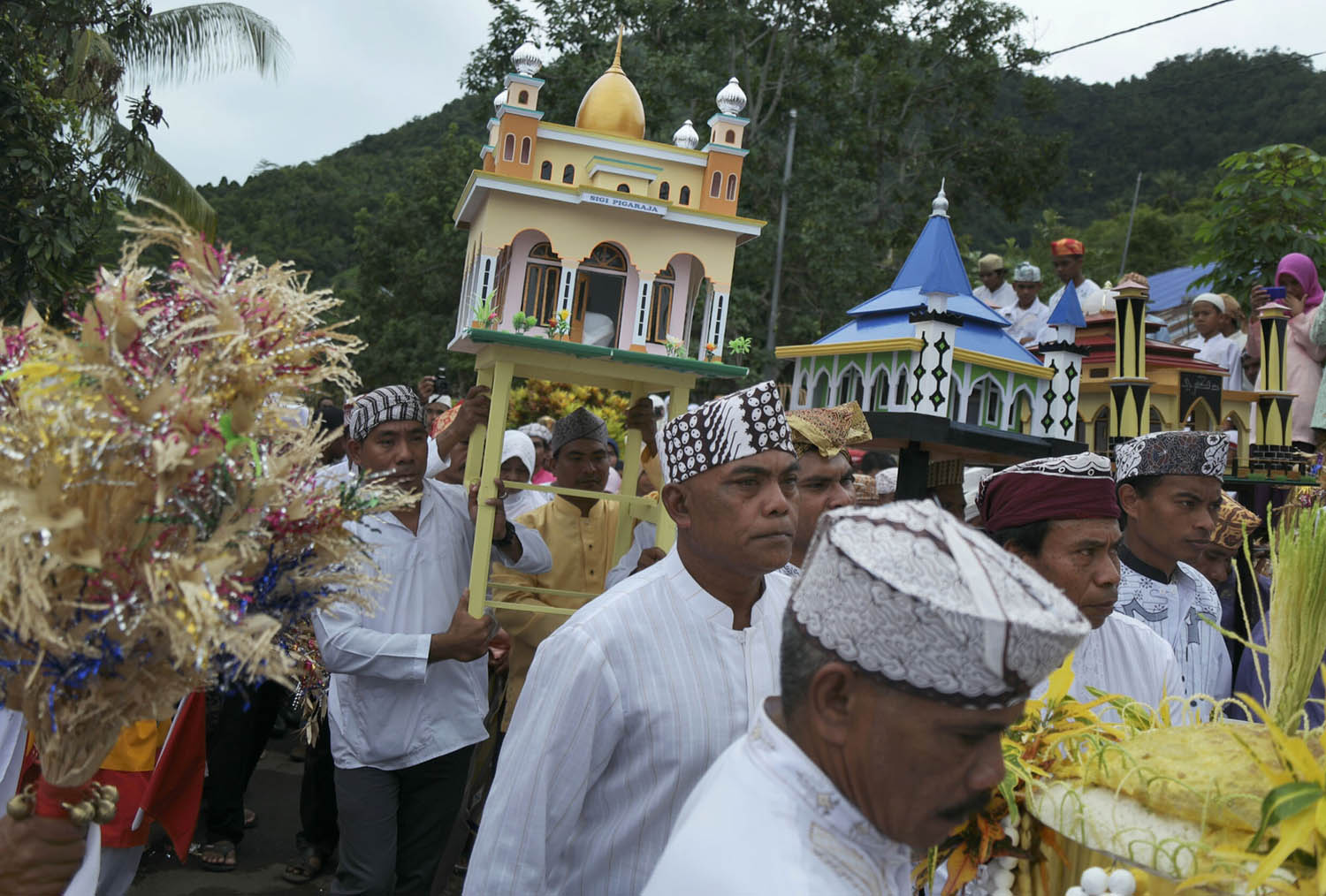 Warga mengusung miniatur masjid dalam acara pesta panen raya yang disebut "Legu Dou"di Desa Jaya, Pulau Tidore. Pesta rakyat ini diadakan sebagai wujud rasa syukur atas hasil panen yang melimpah. Legu Dou termasuk perayaan yang jarang dilakukan karena memerlukan biaya yang cukup besar. Di Desa Jaya sendiri, ini adalah Legu Dou pertama yang diadakan setelah 14 tahun.