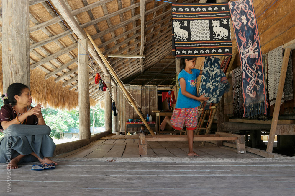 Warga kampung adat Praiyawang, Rindi, Sumba Timur menunjukkan beberapa kain tenun. Tenun ikat asal Sumba merupakan salah satu tenunan yang terkenal.