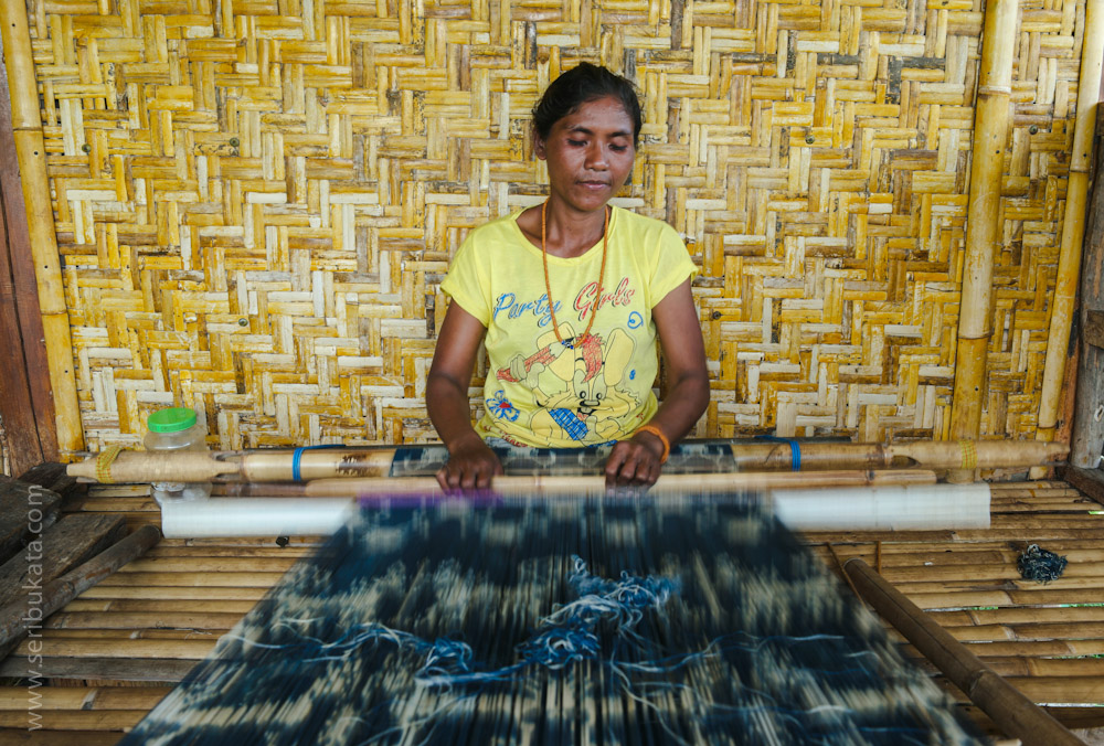 Ibu Yuliana menenun kain ikat Sumba berwarna dasar indigo yang disarikan dari daun tarum (indigofera tinctoria).