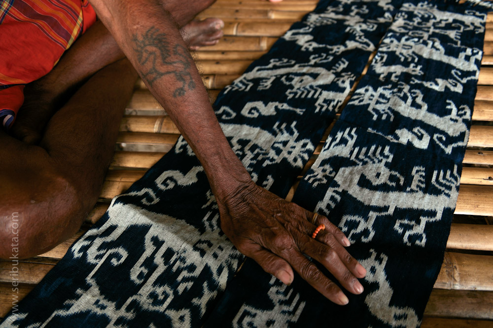 Tatto bermotif mahang atau singa menghiasi tangan seorang lelaki di desa Hama Parengu, Sumba Timur.