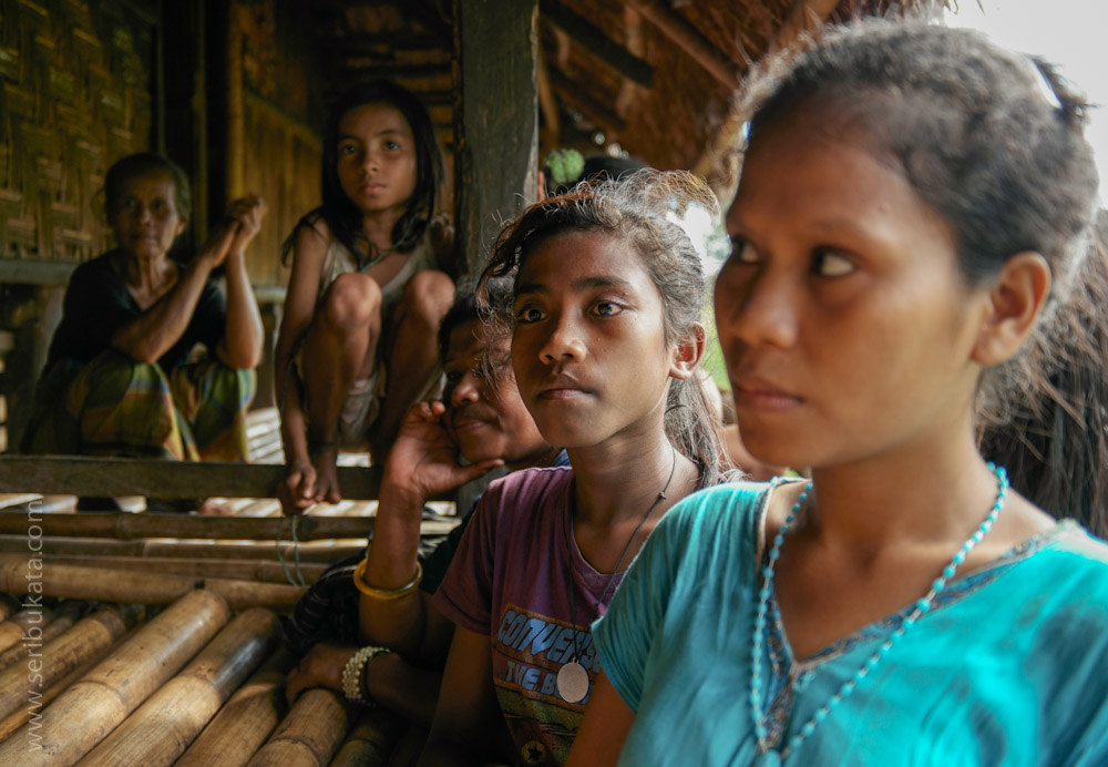 Anak-anak Sumba sedang mendengarkan cerita tentang kain Tenun.