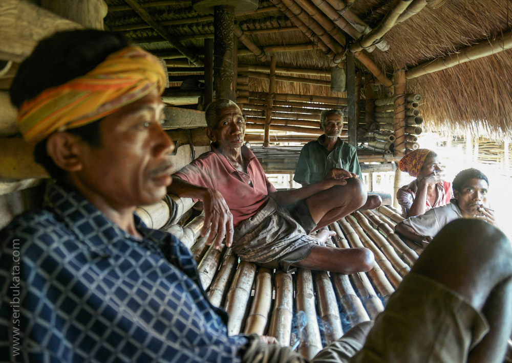 Menikmati keramahan kampung adat Ratenggaro dengan berkumpul dan berbincang.