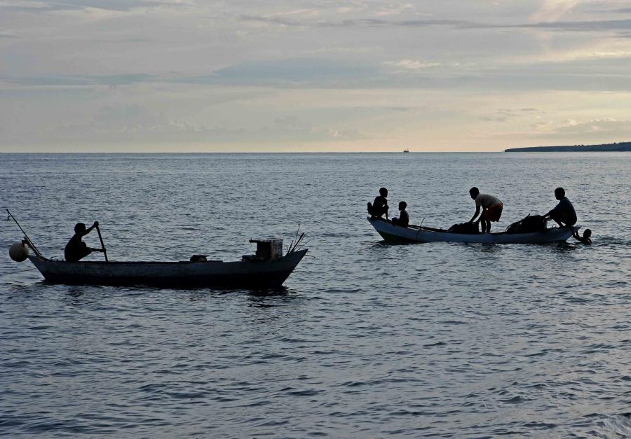 Kehidupan masyarakat pesisir di Pantai Amaeri, Nusa Tenggara Timur.