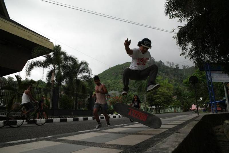 Warga Kota Sibolga mengisi sore hari dengan bermain skateboard