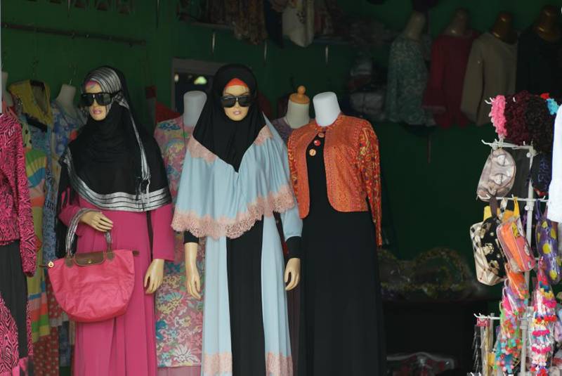 Manekin di sebuah toko pakaian di Barus