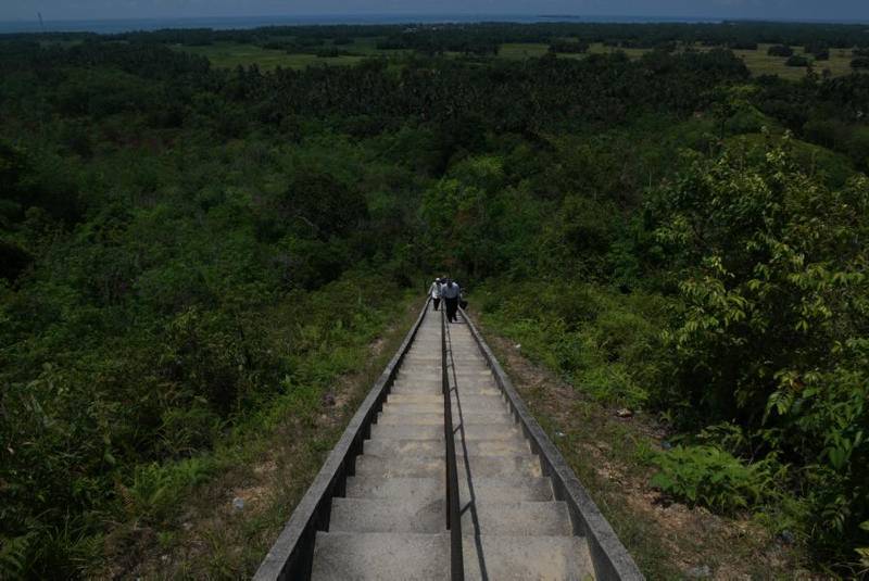 Tangga mendaki bukit menuju makan Syeh Machmud di Barus