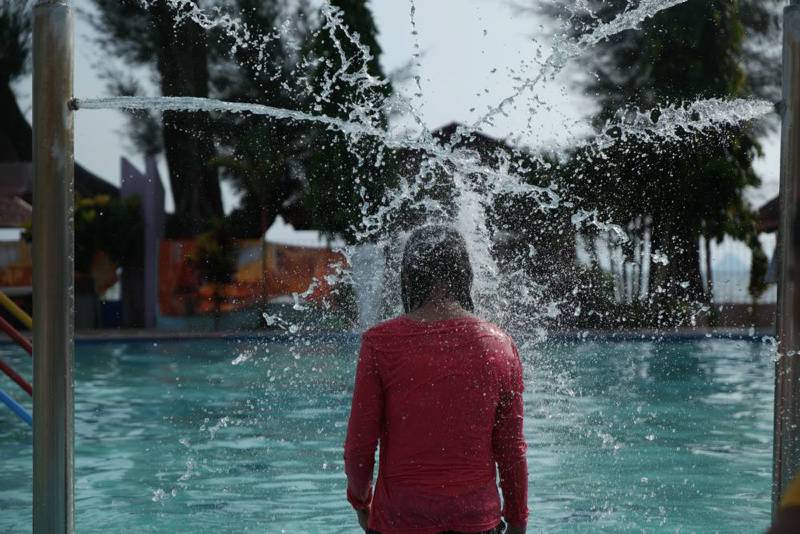 Warga bermain air di sebuah kolam renang di Kota Pandan, Kabupaten Tapanuli Tengah