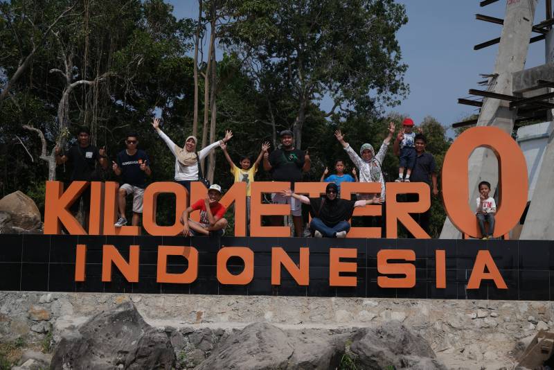 Wisatawan berfoto di kawasan Kilometer 0 Indonesia
