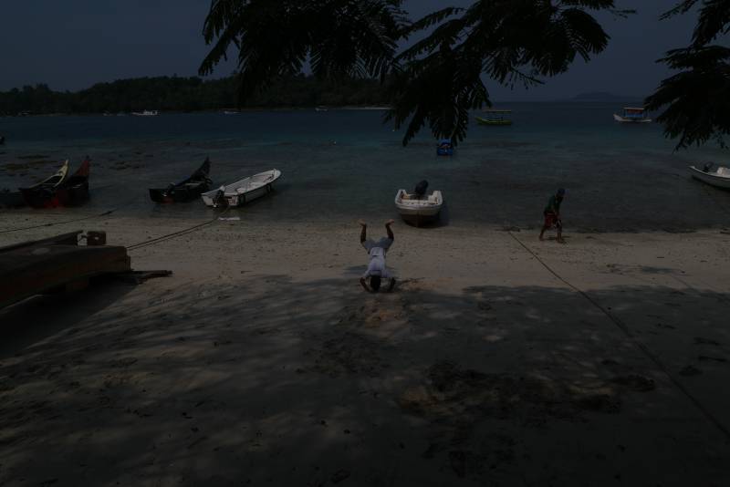Seorang anak bermain di Pantai Iboih Sabang
