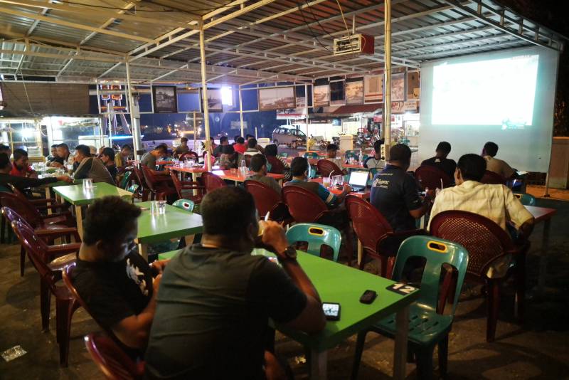 Suasana di sebuah kedai kopi di Kota Sabang