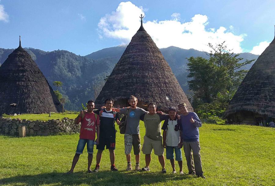 Bersama teman seperjalanan di desa Wae Rebo, Nusa Tenggara Timur.