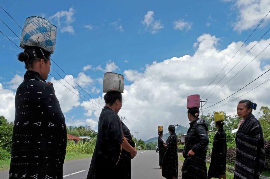Para wanita di Bajawa mengenakan kain tradisional khas daerah tersebut saat akan melayat ke rumah kerabat yang meninggal dunia.