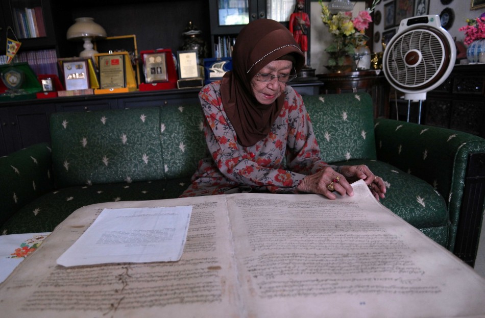 Siti Maryam memperlihatkan naskah kuno peninggalan kerajaan Bima